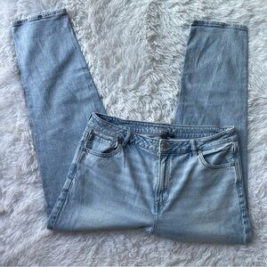 American Eagle Strigid High Rise Mom Jeans